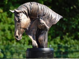 Paardenbeeld van Polystone - Bronskleurig