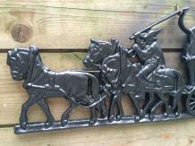 Wanddekoration aus Gusseisen - Bauer, Pferd und Wagen - schwarz