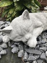 Slapende kat - stenen dierenbeeld - 40 cm - klassiek