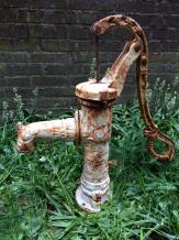 Altmodische Wasserpumpe, ganz aus Gusseisen.