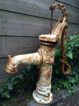 Altmodische Wasserpumpe, ganz aus Gusseisen.