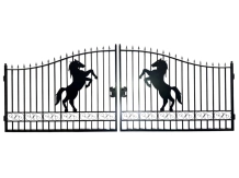 Smeedijzeren poort – 433 cm breed – met steigerend paard