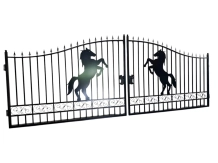 Schmiedeeisernes Tor – 433 cm breit – mit aufbäumendem Pferd