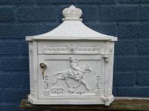 Antieke brievenbus / mailbox vervaardigd uit gegoten aluminium, white wash creamy