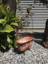Rustikale Wandhalterung aus Metall mit Blumenkasten, robuste Wanddekoration