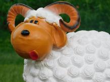 Widder - Polystone - 45 cm - weiß/braun - verspieltes Bild