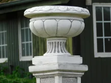 Pot de fleurs rond sur socle – 83 cm – pierre – design classique