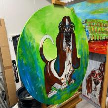 Basset Hound mit Brille - rundes Gemälde - grüner Hintergrund