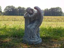 Ange assis sur socle - pierre - 40 cm - classique