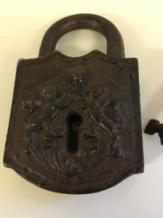 Vorhängeschloss aus antikem Eisen mit Logo des Königshauses