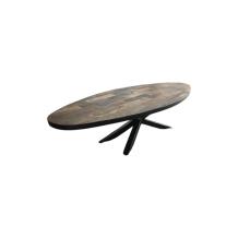 Robuuste ovale salontafel met fraai houten blad en ijzeren onderstel