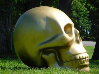 Großer dekorativer Totenkopf – 60 x 60 cm – goldfarben – Polystone