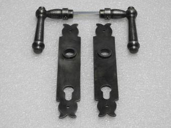 Türbeschlagset – Türgriffe Windsor + Türplatten Noble PC 92 – Gusseisen, verzinkt