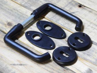 Set Türgriffe mit ovalen Rosetten + Schlüsselrosetten BB – Mattschwarz – Aluminium