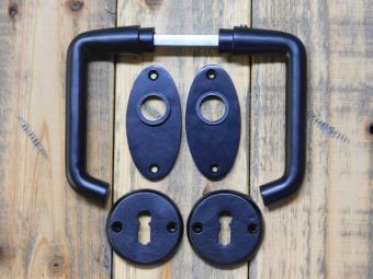 Set Türgriffe mit ovalen Rosetten + Schlüsselrosetten BB – Mattschwarz – Aluminium