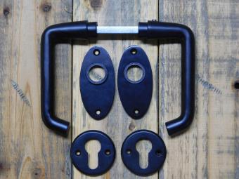 Set Türgriffe mit ovalen Rosetten + Schlüsselrosetten PC – Mattschwarz – Aluminium