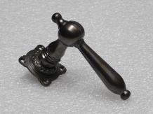 Türgriffe „Revo“ mit Rosetten – Set aus patiniertem Messing