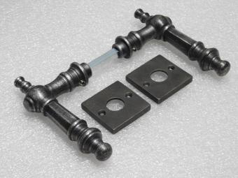 Lot de poignées 'Victoria' et de rosaces carrées - fonte zinguée