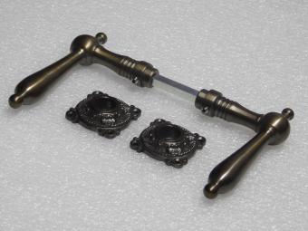 Klassisches Türgriffset mit Rosetten – Dunkel patiniertes Messing