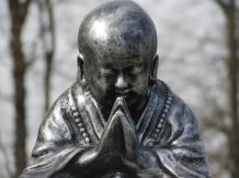 Moine Shaolin - en prière - statue en polystone - gris/noir