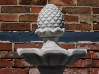Steinbrunnen - mit Tannenzapfen - 140 cm - anmutig - weiß