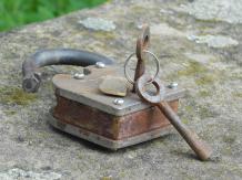 Antiek slot, hangslot met werkend slot - middeleeuwse-look