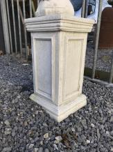 Quadratische Säule - Stein - 46 cm - gerade Linien - weiß
