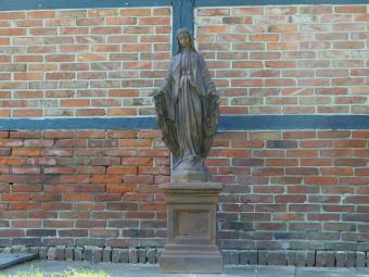 Große Gartenstatue der Maria auf Sockel – 170 cm – Steinoxid
