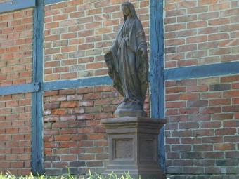 Große Gartenstatue der Maria auf Sockel – 170 cm – Steinoxid