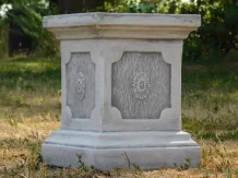 Quadratischer Steinsockel – massiver Stein – 37 cm – klassisch