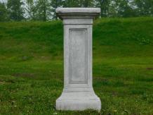Sockel, Steinsäule mit klaren modernen Linien, teilweise aus der Antike abgeleitet, römisch/griechisch