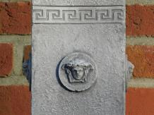Socle - pierre - 80 cm - Méduse - Motif clé grecque