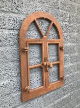 Cadre en fer, fenêtre stable, fenêtre pour le jardin ensoleillé