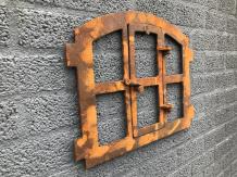 Fenêtre d'écurie en fonte avec porte