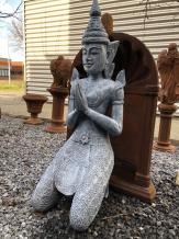 Knielende tempelwachter - polystone - 87 cm - in detail