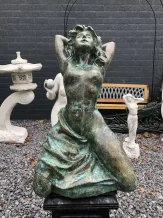 Vrouwenbeeld – Gietijzer – 75 cm – Verkoperde patina