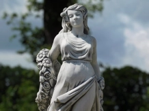 Statue d'une femme avec une couronne de fleurs – 175 cm – pierre classique