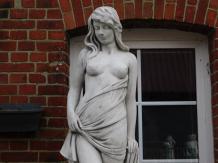 Frau - Steinstatue - 150 cm - klassisch weiß - im Detail
