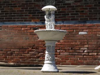 Gartenbrunnen mit Kindern und Hund unter Regenschirm - 130 cm - Stein