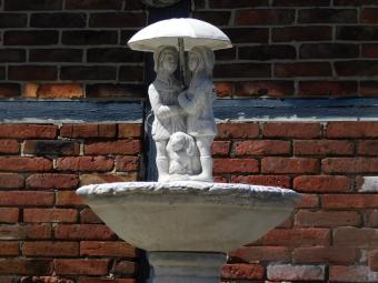 Gartenbrunnen mit Kindern und Hund unter Regenschirm - 130 cm - Stein