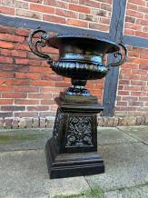Exklusiver Blumentopf / Gartenvase, schwarz, Gusseisen auf Säule