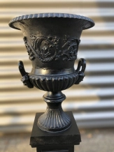 Vase de jardin sur piédestal – décor noir – fonte – 130 cm