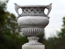 Pot de fleurs à anses sur socle – 103 cm – pierre massive