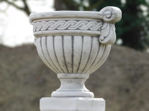 Pot de fleurs en pierre – Forme gobelet – 45 cm – Élégance rustique