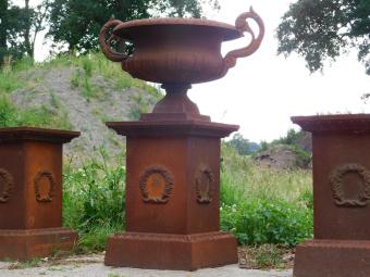 Gartenvase auf Sockel - 112 cm - Gusseisen - Rost