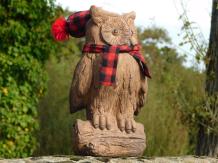 Hibou de Noël sur un tronc d'arbre, polystone, aspect bois