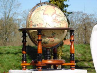 Globe terrestre dans un support en bois - 52 cm - avec boussole et mois
