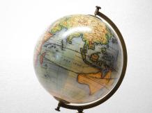 Globe terrestre sur socle rond - bois et laiton - 60 cm - vintage