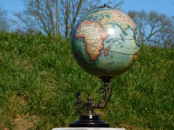 Globe sur socle - laiton et bois - 58 cm - vintage