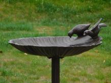 Große Vogeltränke, zum Füttern und Trinken für die kleinen Vögel, komplett aus Gusseisen, braun